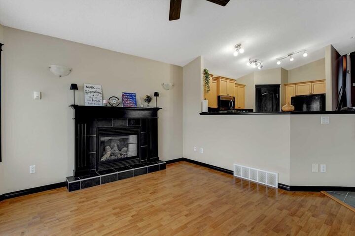 Photo de la propriété:  11402 77 Avenue  AB T8W 2V1 