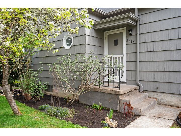 Property Photo:  2045 Kincaid St  OR 97405 