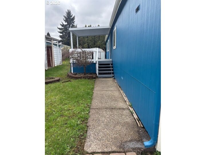 Property Photo: 1400 Candlelight Dr 174 OR 97402