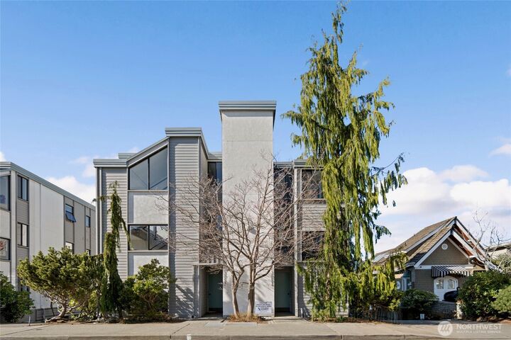 Property Photo:  3051  Alki Avenue SW C  WA 98116 
