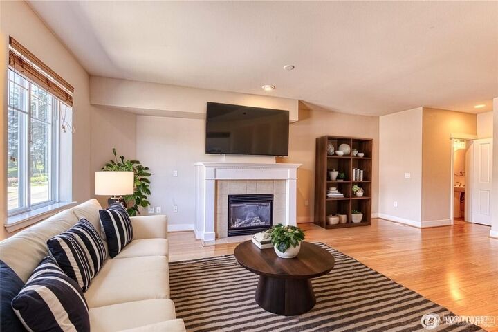 Property Photo: 5583 Lakemont Boulevard SE 1603 WA 98006