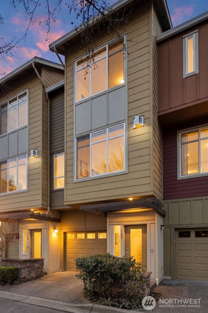 Property Photo:  129  Cougar Ridge Rd NW 1404  WA 98027 