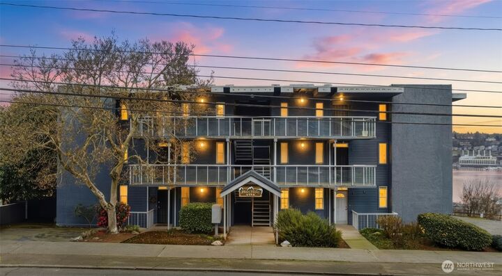 Property Photo:  1758  Dexter Avenue N 4  WA 98109 