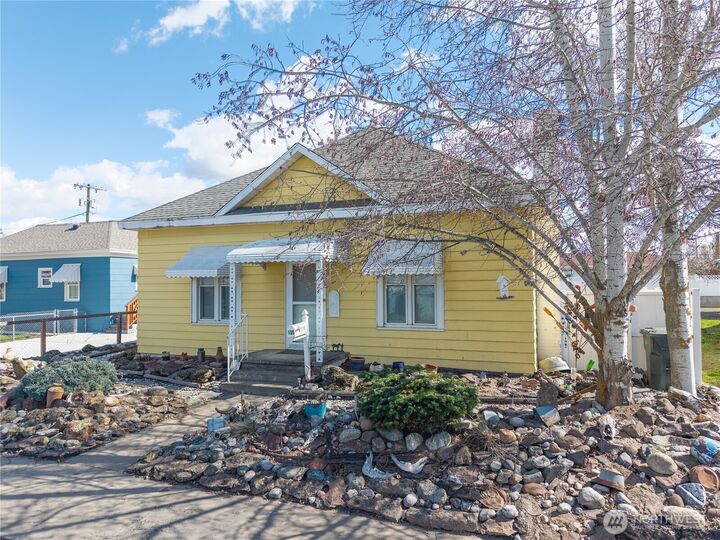 Property Photo:  105 W 9th Avenue  WA 99169 