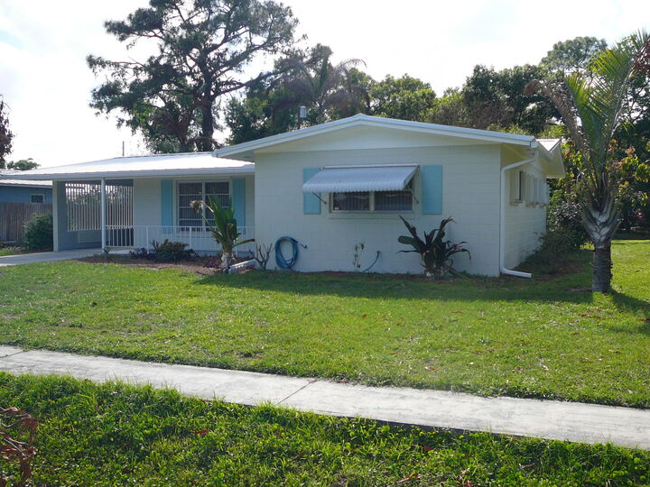 Property Photo:  2921 Sherwood Lane  FL 34982 