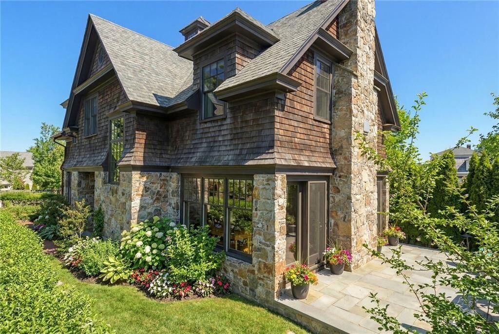 Property Photo:  29 Prairie Avenue 9  RI 02840 