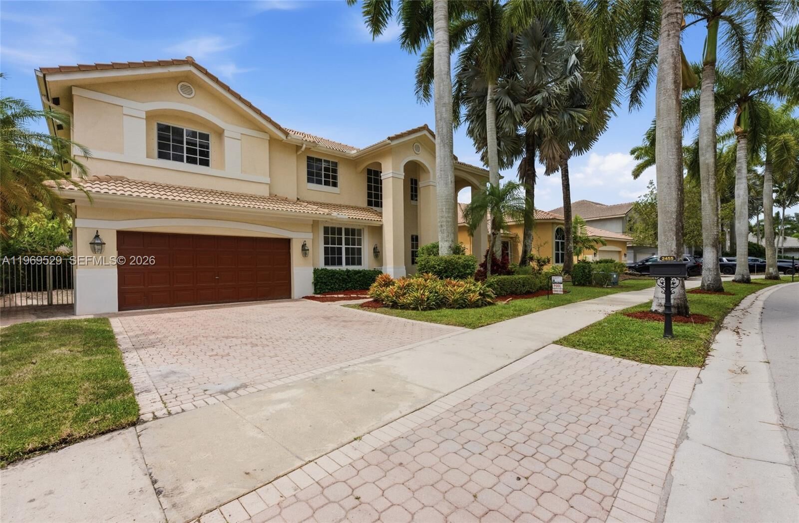 Property Photo:  2455 Greenbrier Ct  FL 33327 