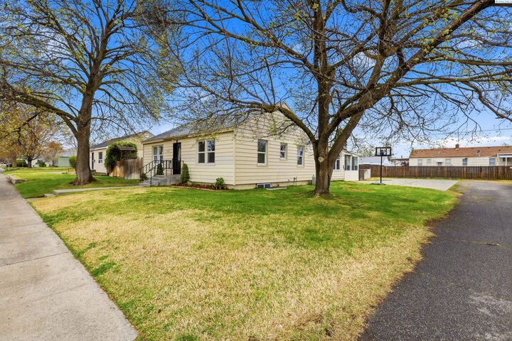 Property Photo:  1432 Goethals Dr  WA 99354 