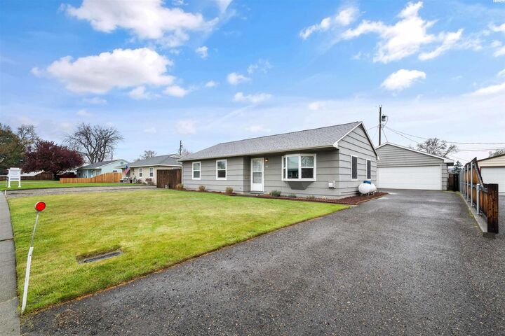 Property Photo:  411 Birch Ave  WA 99352 