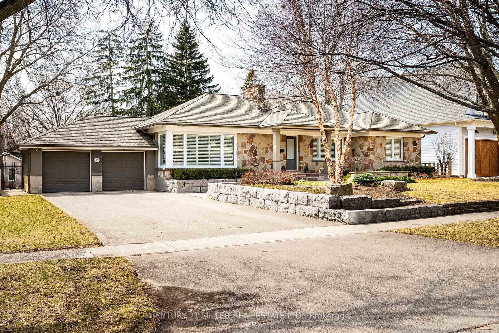 Property Photo:  262 Oakwood Crescent  ON L6K 3M8 