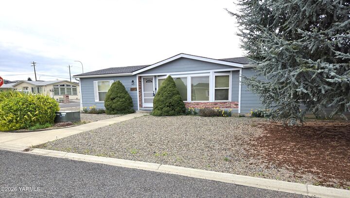 Property Photo:  1830 Magnolia Ct  WA 98908 
