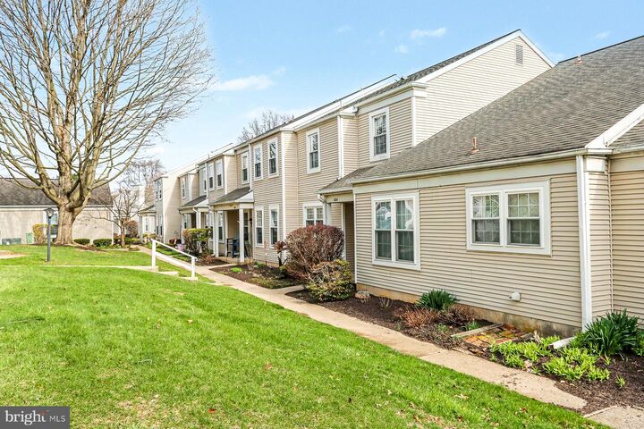 Property Photo:  1524 Cambridge Ct U-0209 Court  PA 17078 
