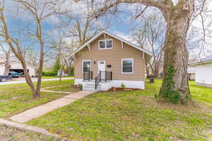 Property Photo:  321 E Oak Street  IN 47660 