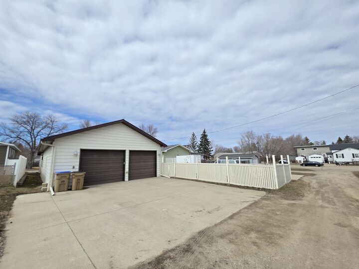 Property Photo: 1111 6th St SW ND 58701