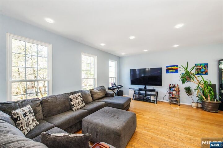 Property Photo:  10 Gannett Court  NJ 07470 