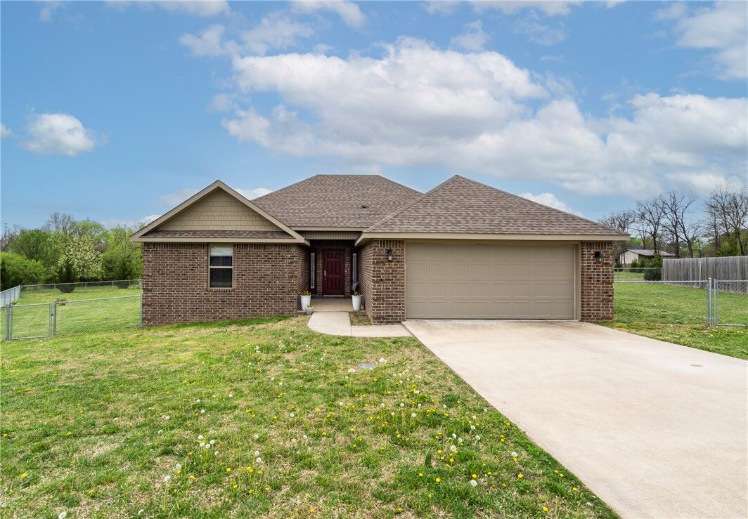 Property Photo:  913 Windsor Court  AR 72734 