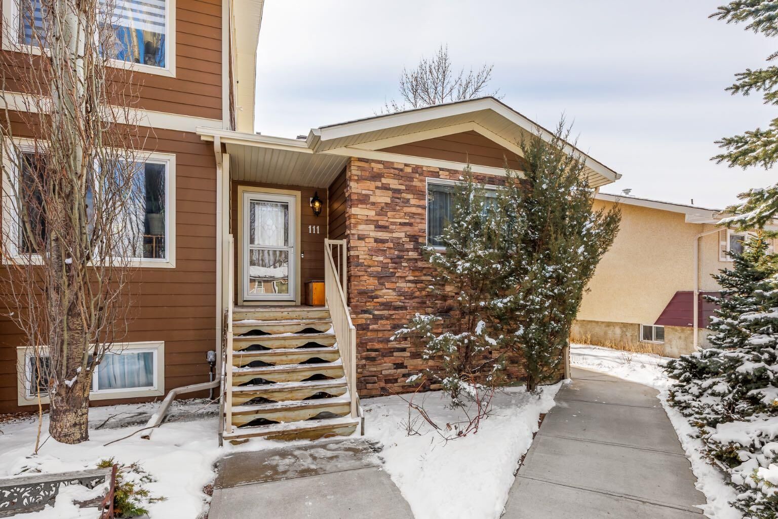 Property Photo:  323 4 Avenue 111  AB T1P 1B5 