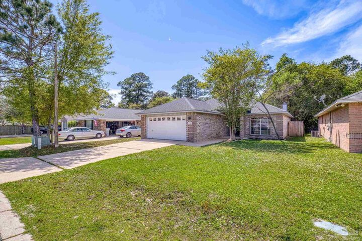Property Photo: 1756 Ivalea Cir FL 32566