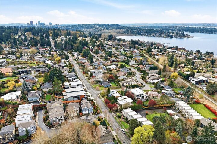 Property Photo:  6527  106th Avenue NE 10  WA 98033 