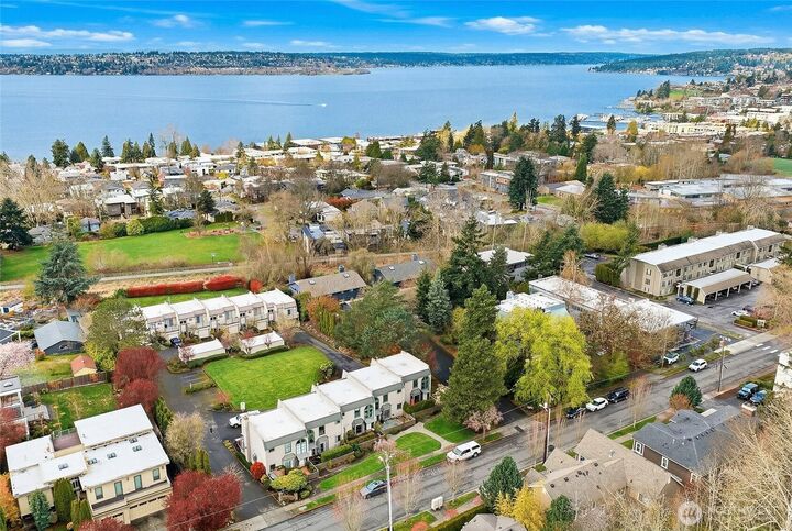 Property Photo:  6527  106th Avenue NE 10  WA 98033 