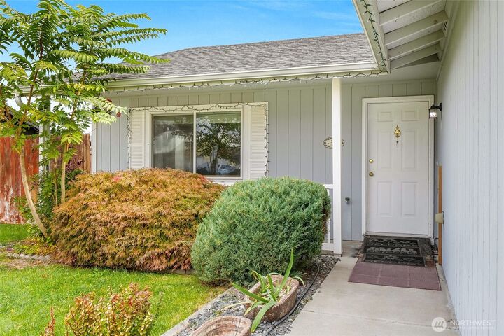 Property Photo:  230 NE K Street  WA 98823 