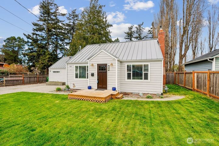Property Photo:  950 SE 4th Avenue  WA 98277 