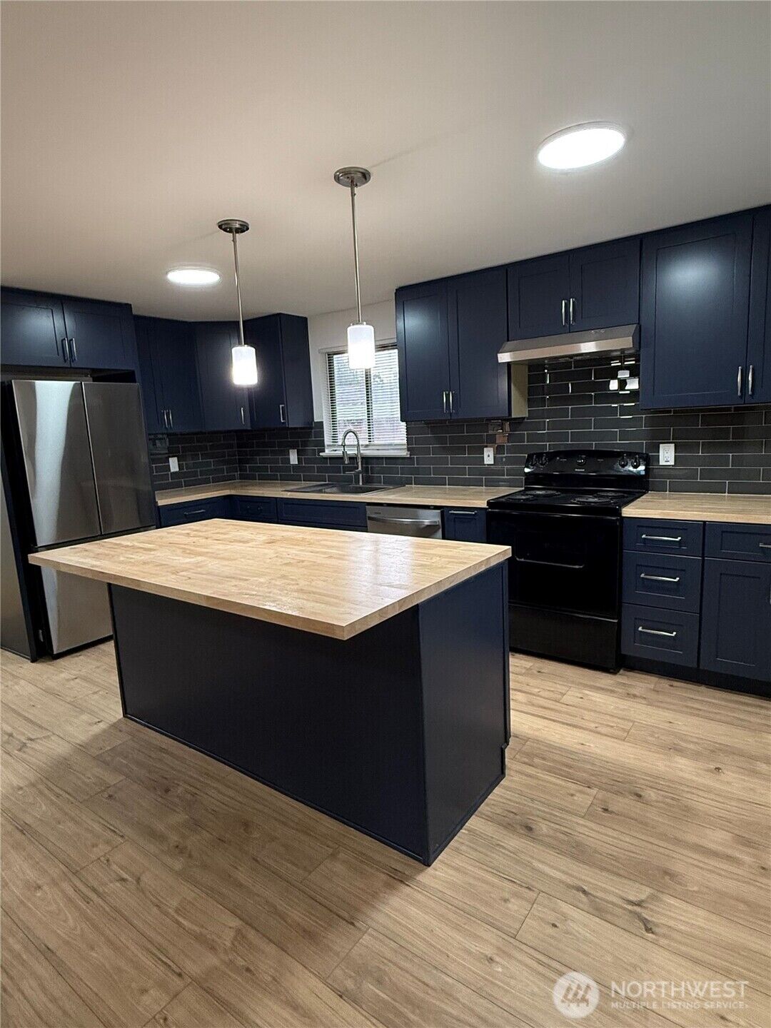 Property Photo: 21330 Cypress Way WA 98036