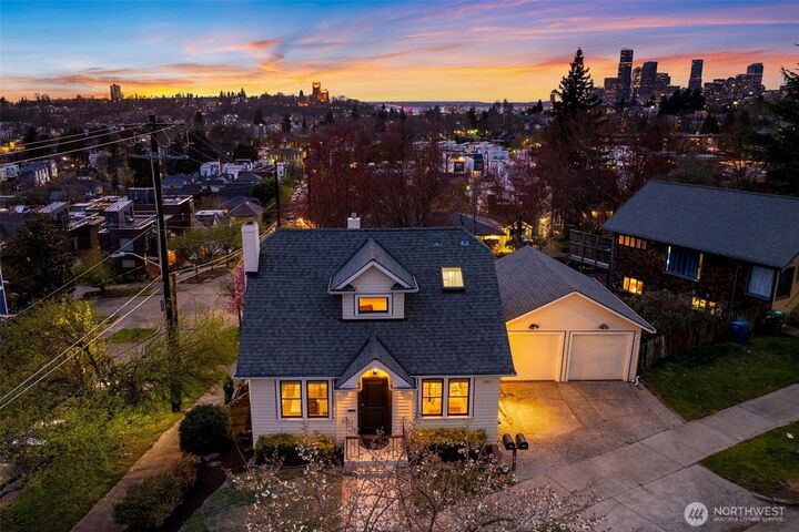 Property Photo:  933  Yakima Place S  WA 98144 