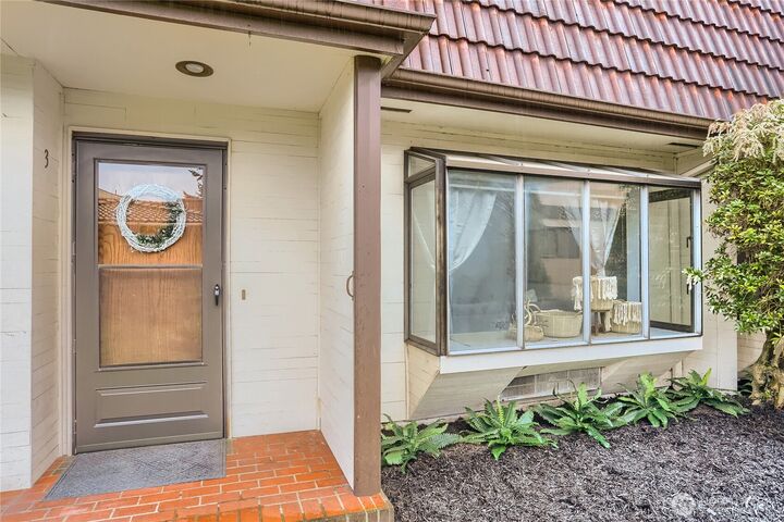 Property Photo:  1002  Columbia Avenue 3  WA 98270 
