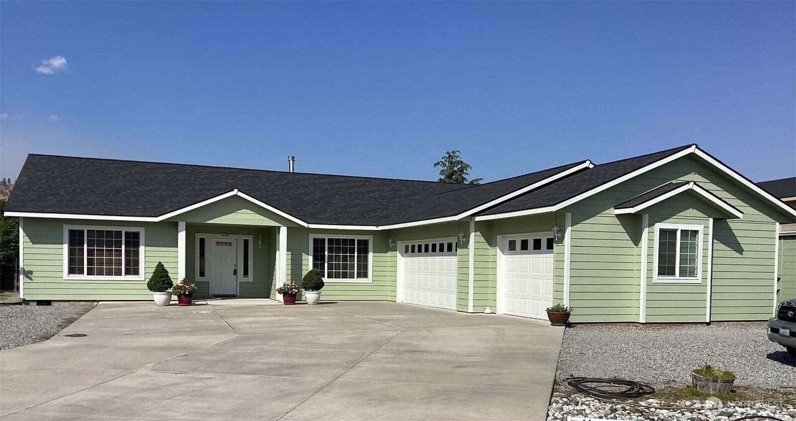 Property Photo:  1010  Crest Loop  WA 98822 