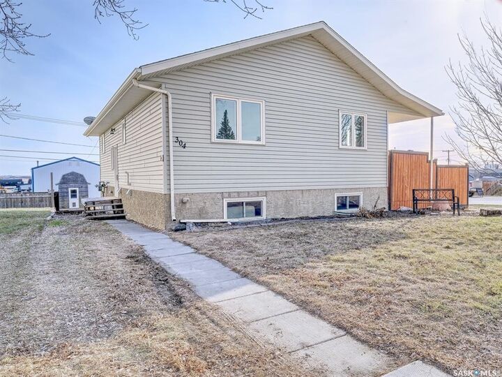 Property Photo:  304 2nd Avenue E  SK S0K 0M0 
