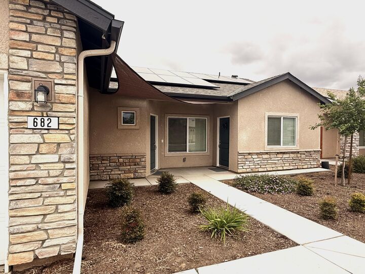 Property Photo: 682 W Pin Oak Avenue CA 93257