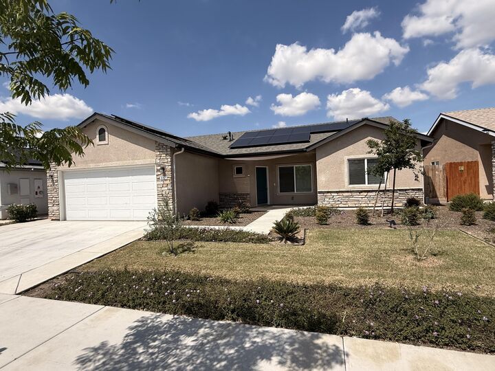 Property Photo:  682 W Pin Oak Avenue  CA 93257 