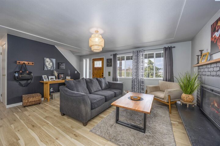 Property Photo:  706 Buena Vista Ave  WA 98944 