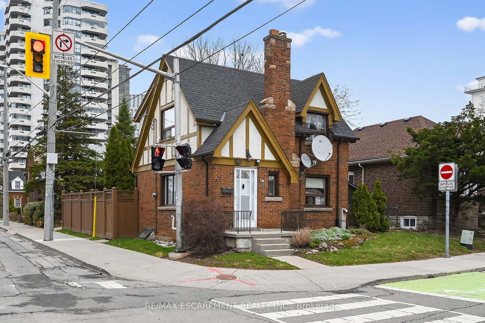 Property Photo: 144 Hunter Street W ON L8P 1R1