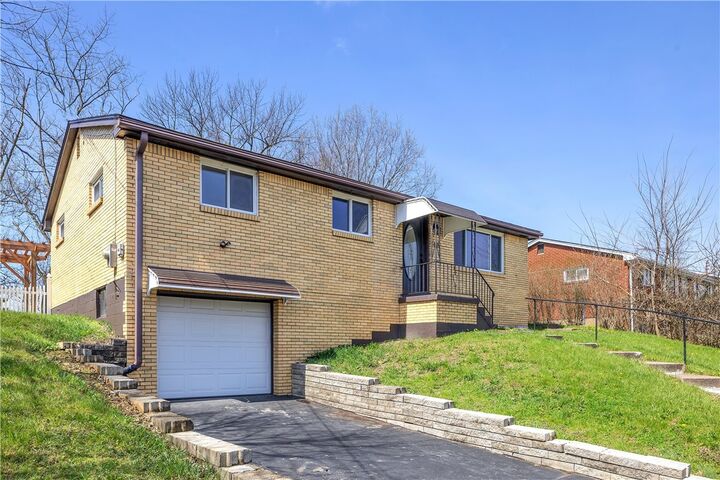 Property Photo:  811 Westbury Rd  PA 15137 