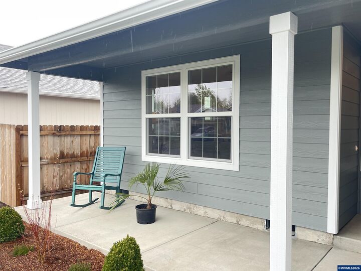 Property Photo: 1469 Crittenden St SW OR 97321