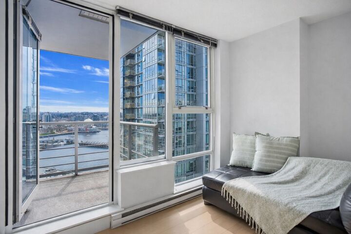 Property Photo: 602 Citadel Parade 2209 BC V6B 1X2