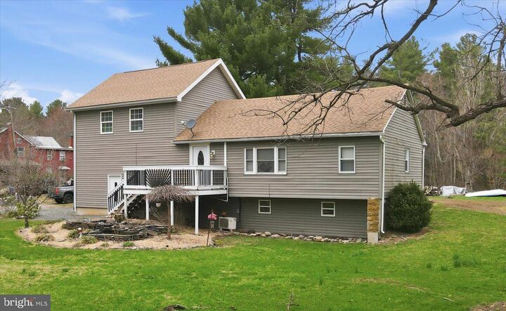 Property Photo:  1544 County Park Road  PA 18331 