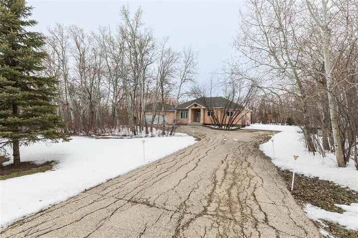 Property Photo:  3 Mirey Creek Drive  MB R1A 2S6 