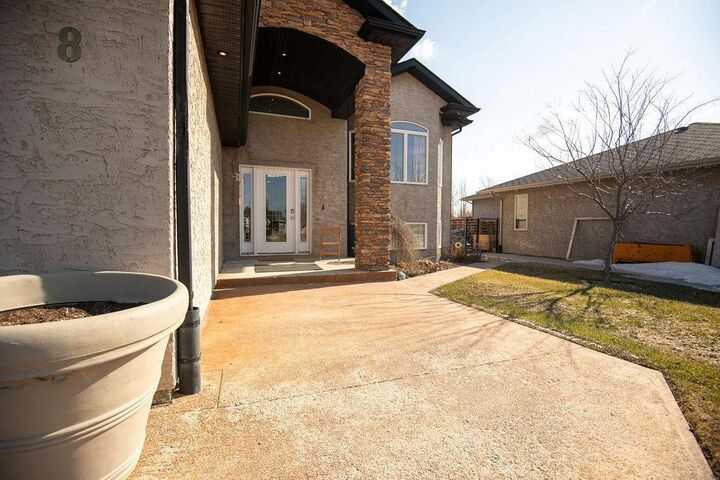 Property Photo:  8 Creekside Place  MB R5G 0A4 