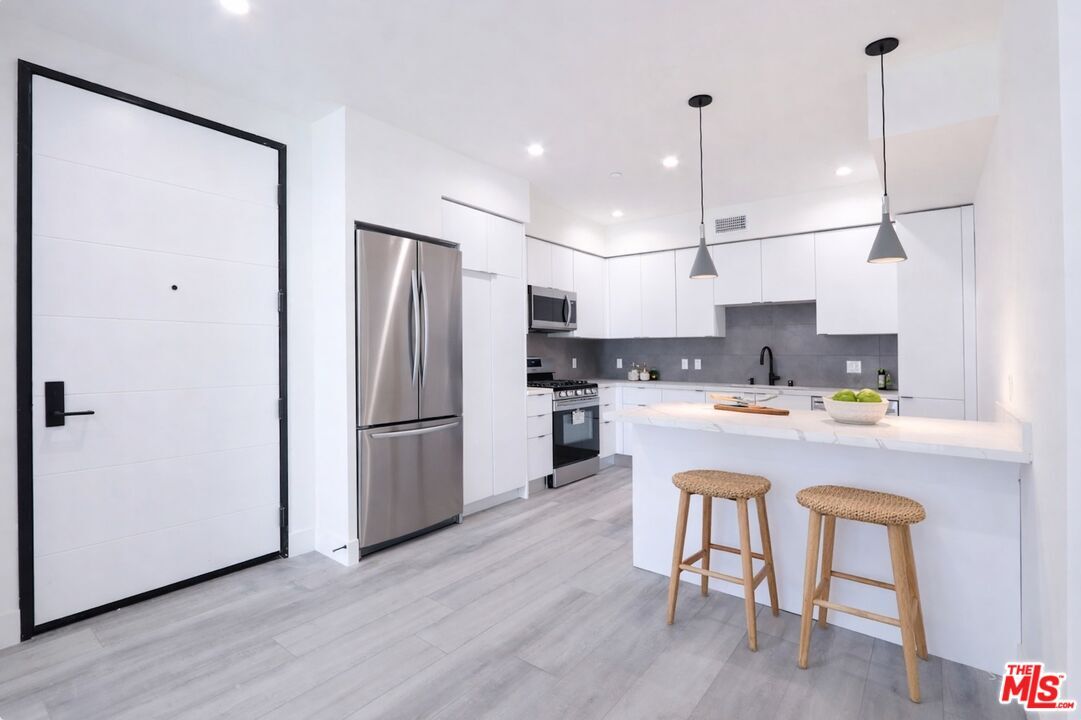 Property Photo:  11800 Courtleigh Dr  CA 90066 