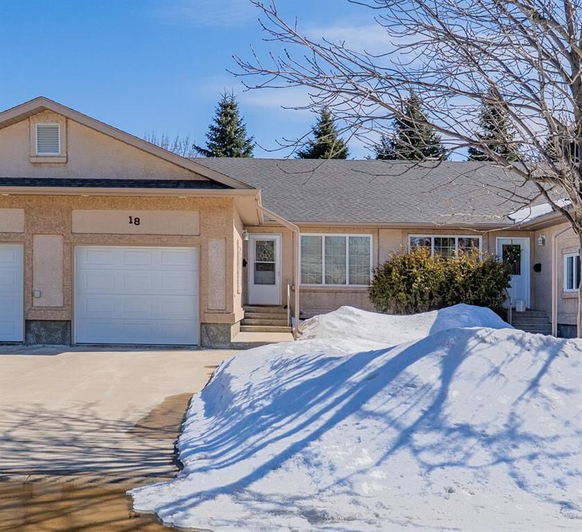 Property Photo: 18 Jack Cavers Place MB R1N 3W9
