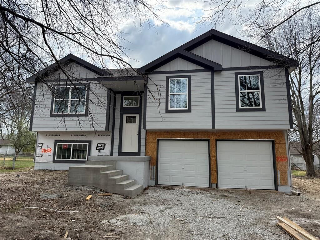 Property Photo: 21608 S Clairmont Street MO 64078