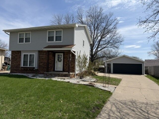 Property Photo:  527 Village Court  IA 50009 