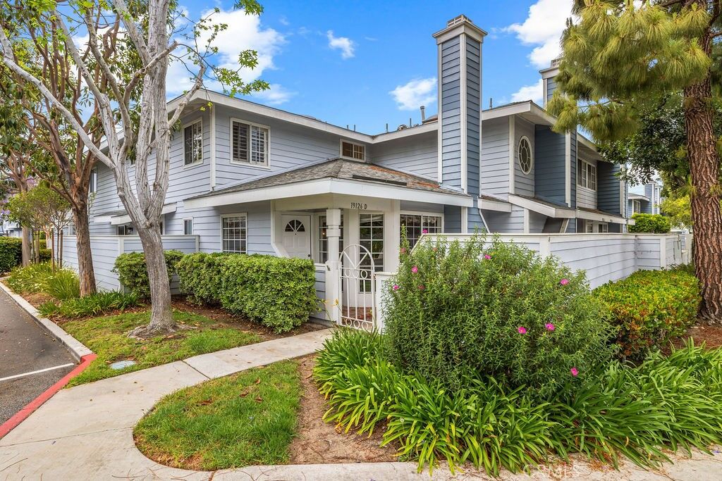 Property Photo:  19126 Queensport Lane D  CA 92646 