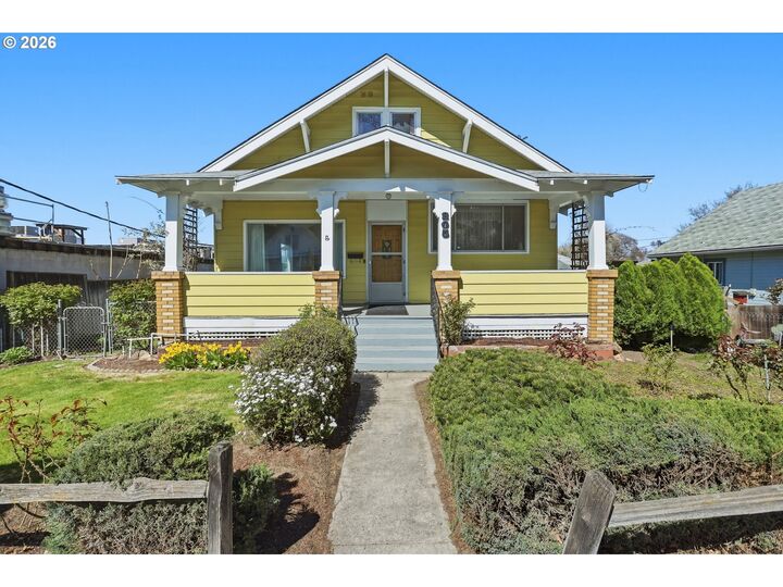 Property Photo:  805 E 12th St  OR 97058 