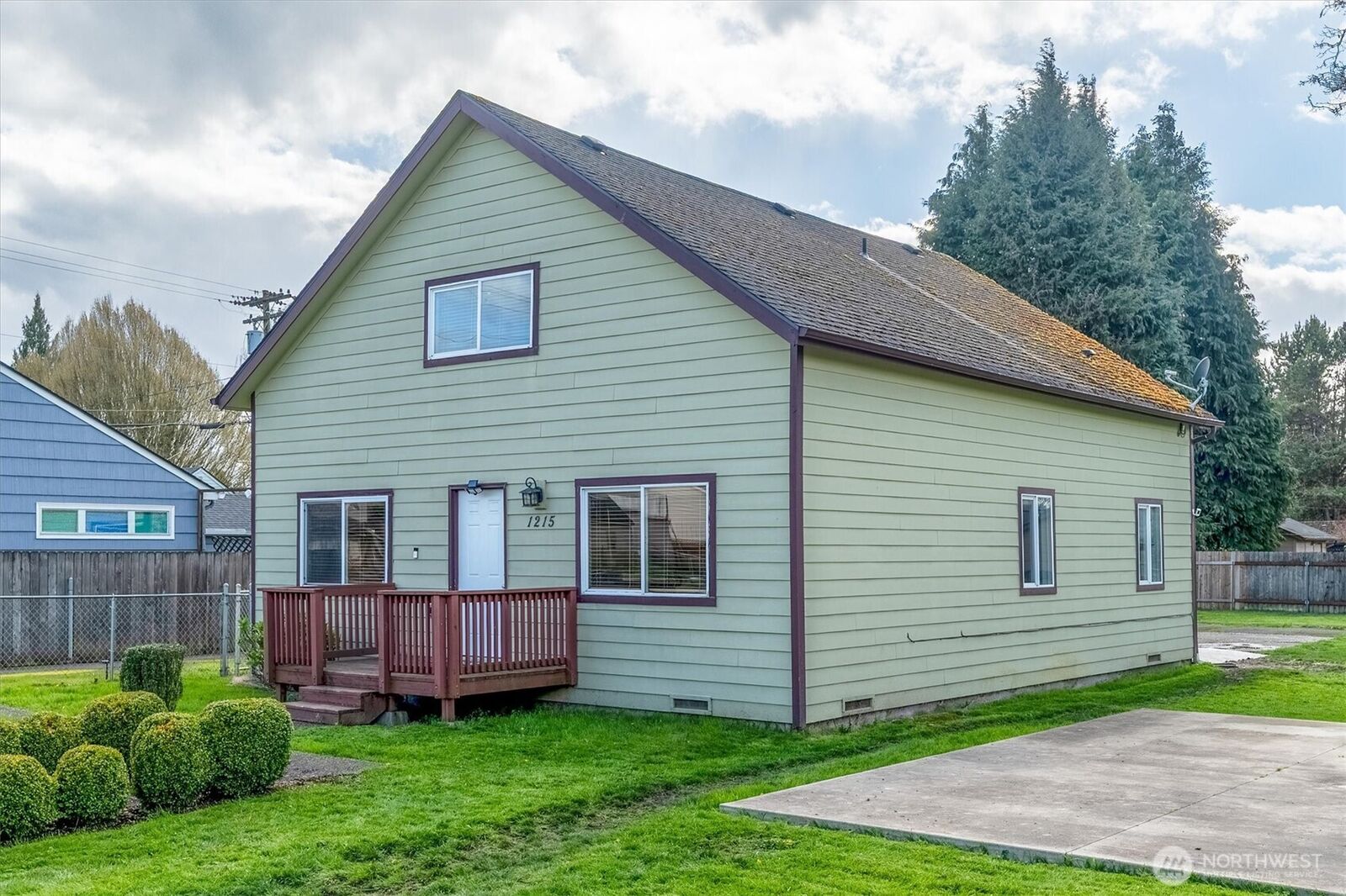 Property Photo:  1215  30th Avenue  WA 98632 