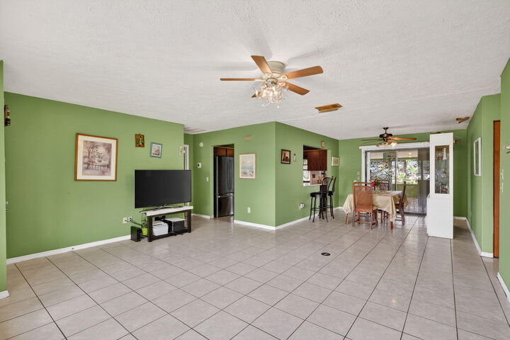 Property Photo: 372 SW Carter Avenue FL 34983