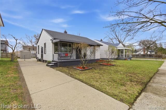 Property Photo:  1714 E Hayes Avenue  MI 48030 